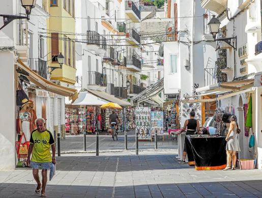 Una calle llena de comercios en el barrio de la Marina en Vila.